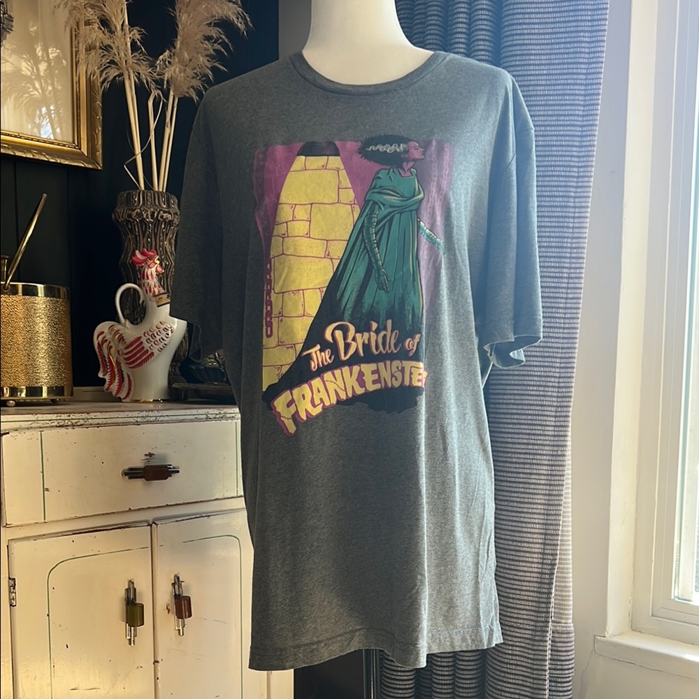 Bride of Frankenstein Gray Graphic T-Shirt Unique Vintage x Universal Monsters - Picture 4 of 5